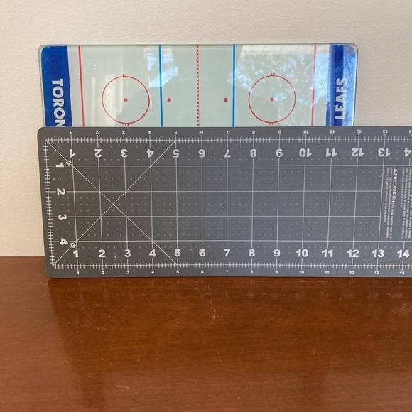 Glass Toronto Maple Leaf Cutting Board - Picture 4 of 4